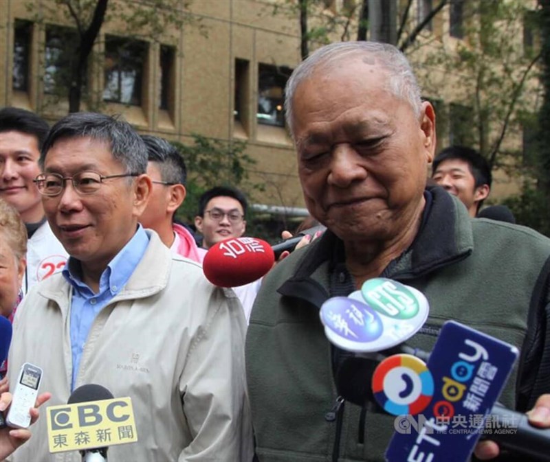 Mantan Ketua TPP Ko Wen-je (kiri depan) dan ayahnya, Ko Cheng-fa (kanan), bertemu dengan wartawan media selama tur kampanye pemilihan kembali Ko Wen-je sebagai walikota Taipei pada tahun 2018. (Sumber Foto : Dokumentasi CNA)
