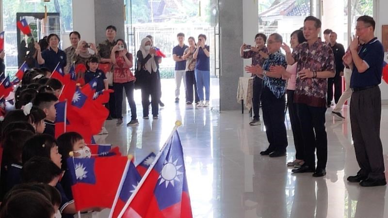 Kunjungan perwakilan Taiwan untuk Indonesia, Bruce Hung ke Surabaya Taipei School, Jumat. (Sumber Foto : Kementerian Luar Negeri)
