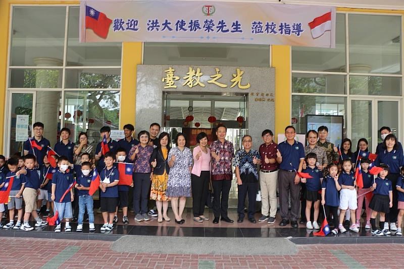 Kunjungan perwakilan Taiwan untuk Indonesia, Bruce Hung ke Surabaya Taipei School, Jumat. (Sumber Foto : Kementerian Luar Negeri)