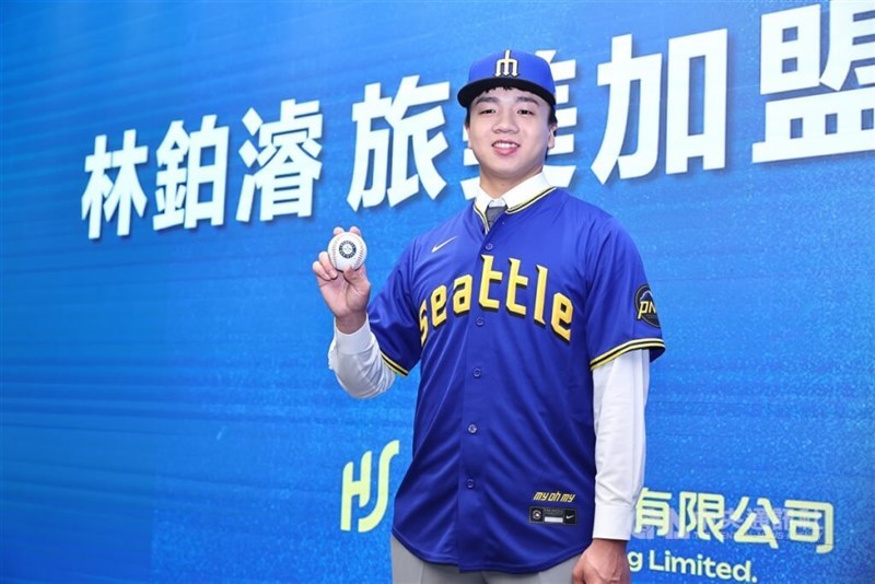 Pelempar Taiwan Lin Po-chun menandatangani kontrak liga minor dengan Seattle Mariners. (Sumber Foto : CNA, 18 Feb. 2025)