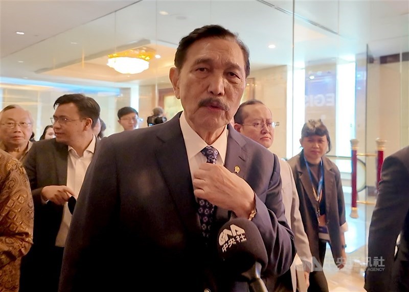 Ketua Dewan Ekonomi Nasional Indonesia, Luhut Binsar Pandjaitan saat diwawancarai CNA. (Sumber Foto : CNA, 18 Februari 2025)