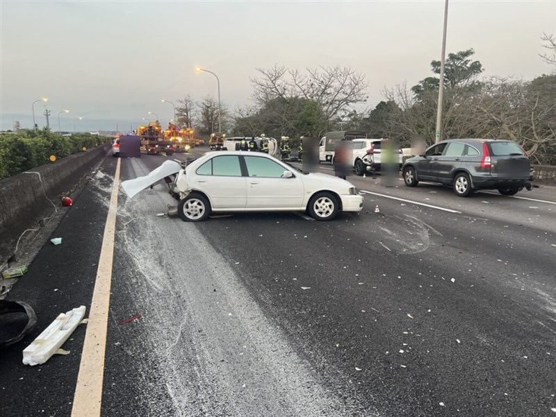 Sebuah kecelakaan yang melibatkan enam kendaraan terjadi di kilometer 167,7 Jalan Tol Nasional 1 arah utara. (Sumber Foto : Kontributor pribadi)