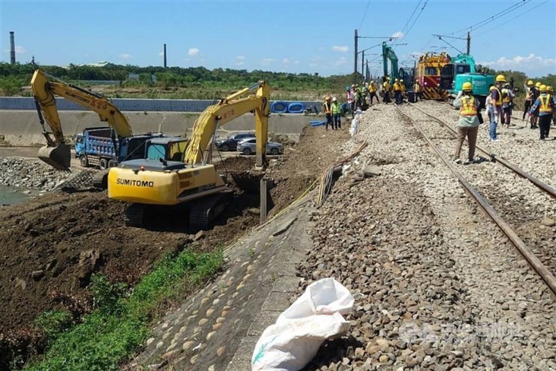 Para pekerja melakukan perbaikan pada jalur kereta api yang rusak di Kabupaten Chiayi yang terdampak Taifun Gaemi pada Agustus 2024. (Sumber Foto : Dokumentasi CNA)