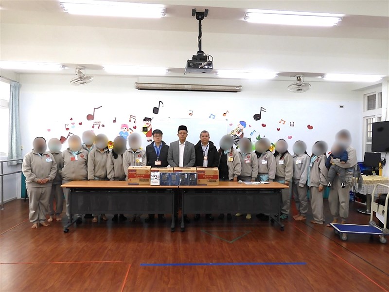 Arif Sulistiyo, kepala KDEI Taipei (mengenakan peci) dan tim berada di antara para tahanan wanita di Kota Taoyuan, Rabu. (Sumber Foto : KDEI Taipei)