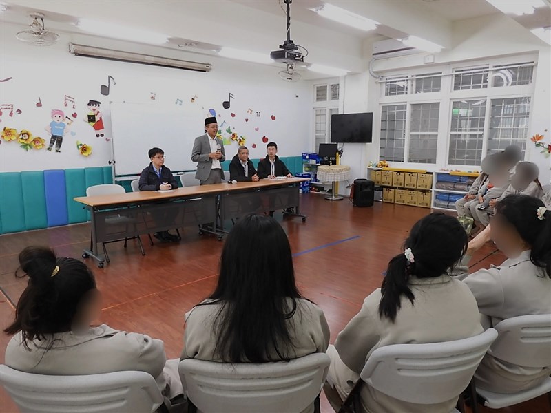 Dialog Kepala KDEI Taipei Arif Sulistyo dengan beberapa tahanan WNI di Kota Taoyuan, Kamis. (Sumber Foto : KDEI Taipei)