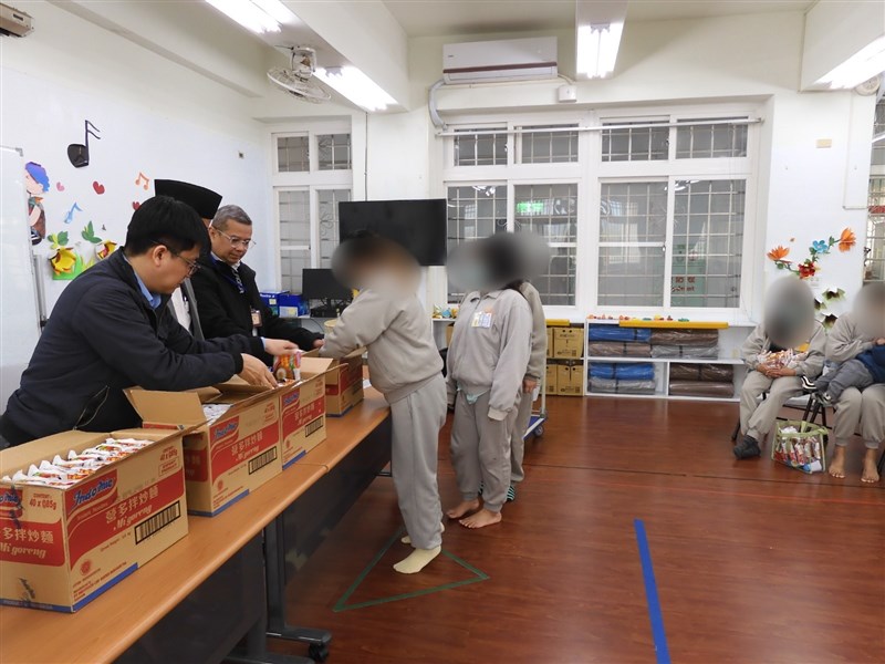 KDEI Taipei menyerahkan bantuan logistik dan perlengkapan ibadah kepada tahanan WNI di Kota Taoyuan, Kamis. (Sumber Foto : KDEI Taipei)