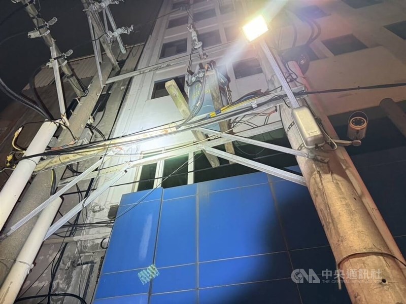 Seorang pekerja di Distrik Sanchong, New Taipei, tersengat listrik saat memeriksa transformator lama. (Sumber foto : Kontributor pribadi, 21 Februari 2025)