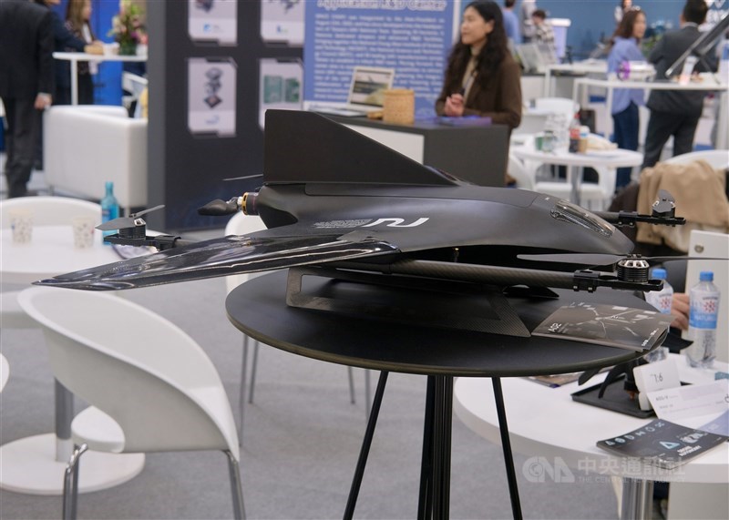 Sebuah drone pengawasan yang dikembangkan oleh sebuah perusahaan berbasis di Taiwan dipamerkan di pameran di Jerman. (Sumber Foto : CNA, 21 Februari 2025) 