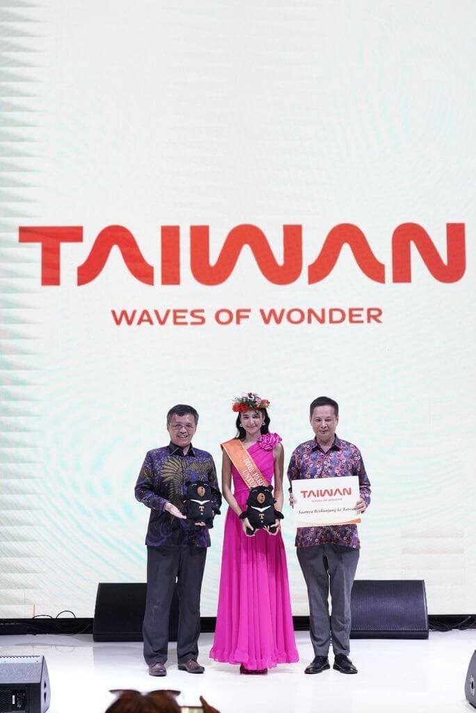 Aktris Indonesia Mikha Tambayong (tengah) bersama Perwakilan Taiwan untuk Indonesia, Bruce Hung (kanan), dan Dirjen Kantor Pusat Informasi Pariwisata Taiwan di Jakarta, Abe Chou (kiri) dalam konferensi pers di Jakarta, Jumat. (Sumber Foto : Kantor Pusat Informasi Pariwisata Taiwan di Jakarta)