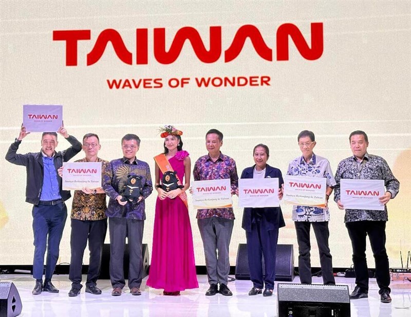 Aktris Indonesia sekaligus duta pariwisata Taiwan, Mikha Tambayong (keempat dari kiri), bersama sejumlah pejabat dan perwakilan bisnis dalam konferensi pers di Jakarta, Jumat. (Sumber Foto : TETO Indonesia)