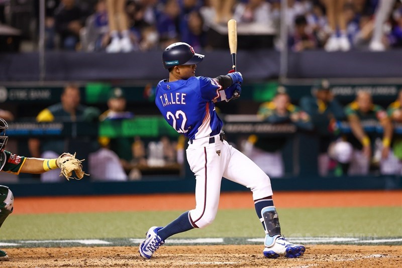 Lee Tsung-hsien memukul home run dua poin di inning kesembilan untuk memberikan Taiwan keunggulan 9-1 atas Afrika Selatan. (Sumber Foto : CNA, 22 Februari 2025)