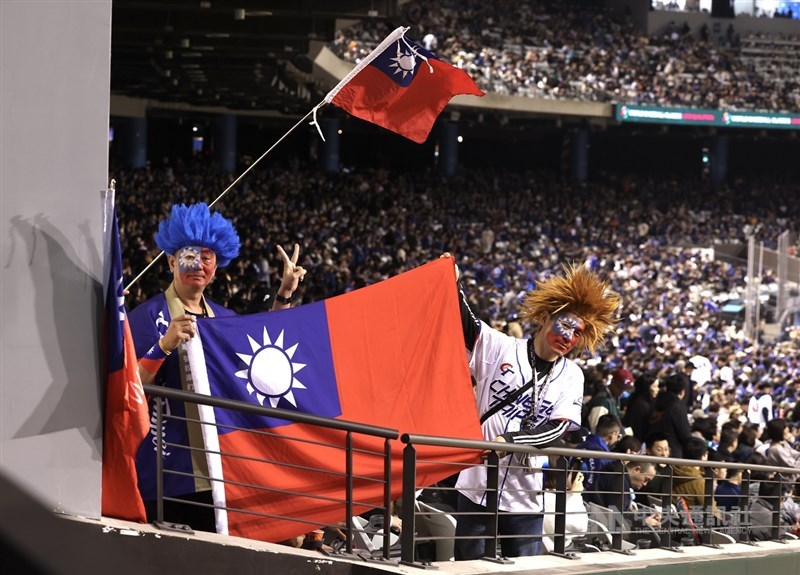 Lebih dari 35.000 penggemar bisbol memadati Taipei Dome pada pertandingan hari Sabtu antara Tim Taiwan dan Afrika Selatan. (Sumber Foto : CNA, 22 Februari 2025)