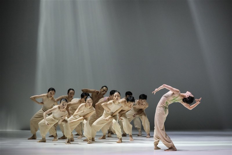 "Menyuarakan Cahaya." Foto oleh Kim Lee. (Sumber Foto : Dokumentasi Cloud Gate Dance Theatre)