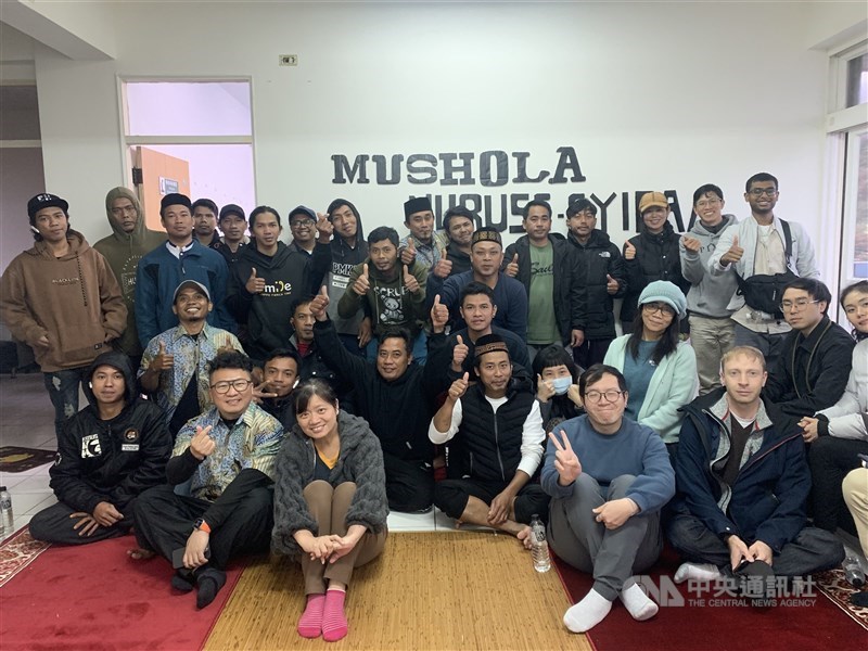 Para donatur atau sukarelawan yang menyumbangkan jaket dan mengunjungi ABK Indonesia di pelabuhan Wanli sedang berfoto bersama para ABK pada Minggu (23/2). (Sumber Foto : CNA, 23 Feb. 2025)