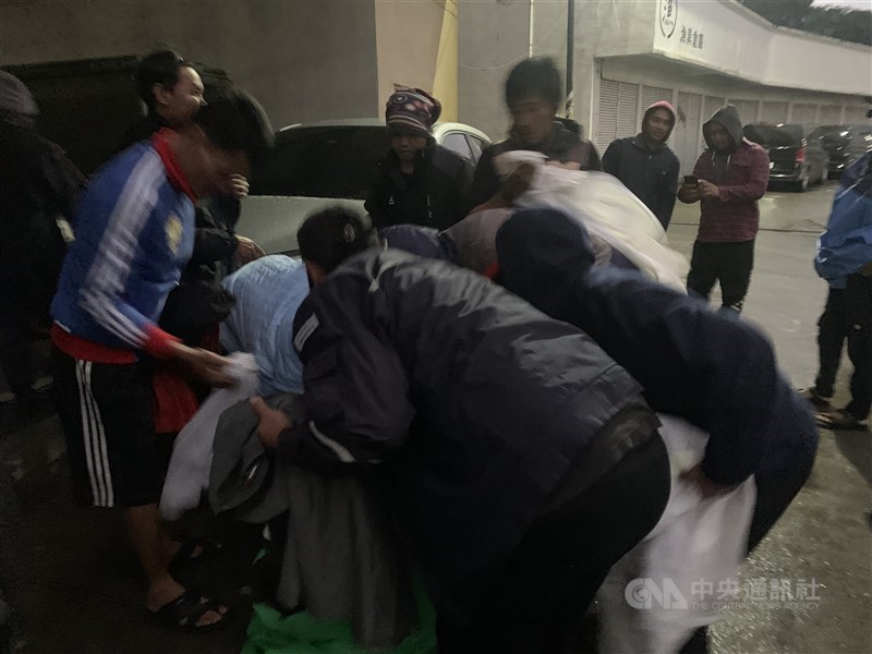 Antusias para ABK di pelabuhan Guihou saat para relawan membagikan baju-baju hangat dan jaket. (Sumber Foto : CNA, 23 Feb. 2025)