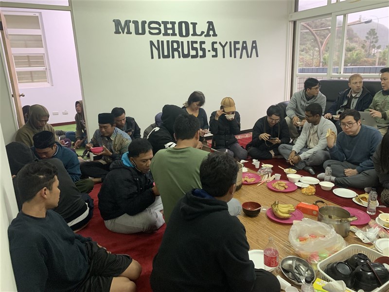 Para relawan dan ABK menikmati makan bersama masakan Indonesia yang dibuat oleh para ABK. (Sumber Foto : CNA, 23 Feb. 2025)