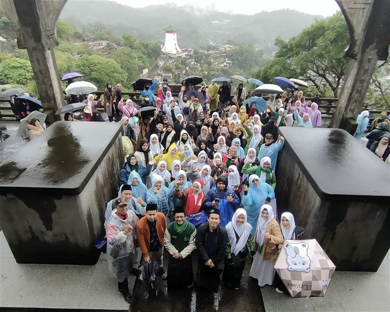 Pengurus Cabang Istimewa Nahdlatul Ulama Taiwan dan PCI Muslimat serta Fatayat di Kompleks Pemakaman Muslim Taipei di Distrik Xinyi. (Sumber foto: Media PCINU Formosa)