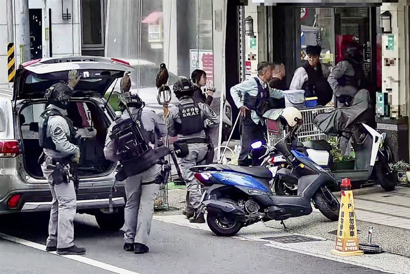 Anggota Tim SWAT bersiap untuk melakukan penangkapan di Tainan. (Sumber Foto : Departemen Kepolisian Kota Tainan)