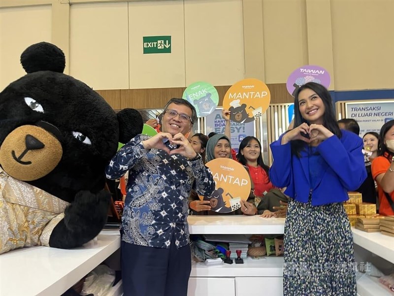 Aktris Mikha Tambayong (depan, kanan) dan Dirjen Kantor Pusat Informasi Pariwisata Taiwan di Jakarta, Abe Chou (depan, kiri) dalam pameran Sabtu. (Sumber Foto : CNA, 22 Desember 2025)