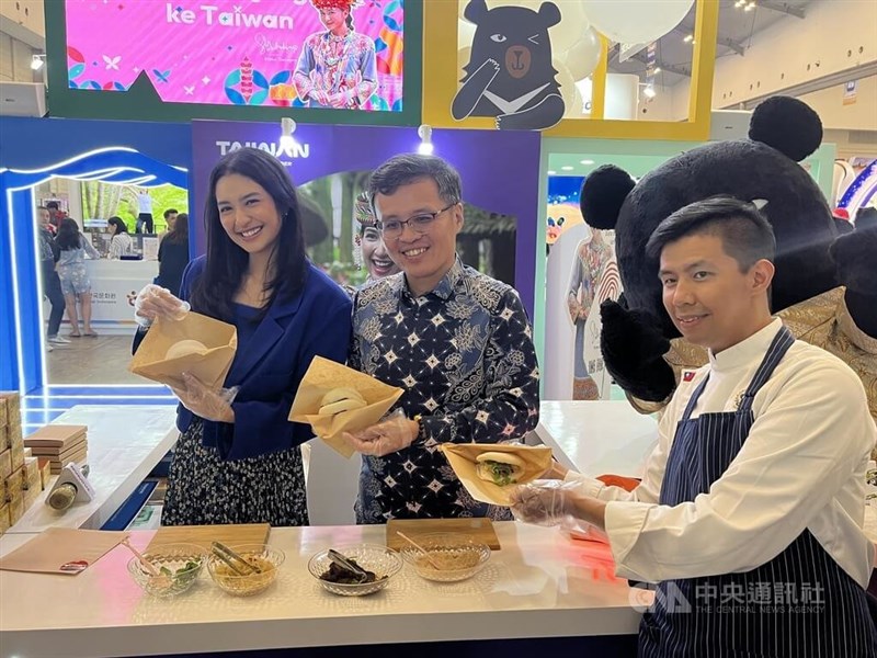 Aktris Indonesia, Mikha Tambayong (kiri) dalam "Astindo Travel Fair 2025" di Kabupaten Tangerang, Sabtu. (Sumber Foto : CNA, 22 Desember 2025)