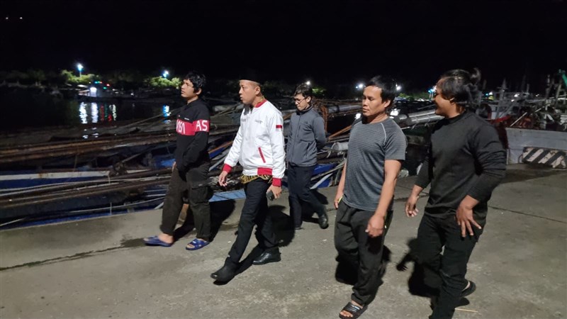 Kepada CNA, Arif Sulistiyo (berjaket putih) Kepala KDEI memberikan informasi terbaru mengenai kronologis kecelakaan kerja yang dialami ABK tersebut. Arif mengatakan bahwa meninggalnya ABK Yilan murni kecelakaan kerja. (Sumber Foto : KDEI)