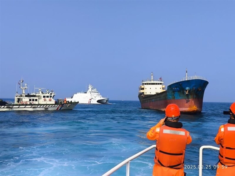 Petugas penjaga pantai Taiwan bersiap untuk naik ke kapal yang terdaftar di Togo. (Sumber Foto : CGA)