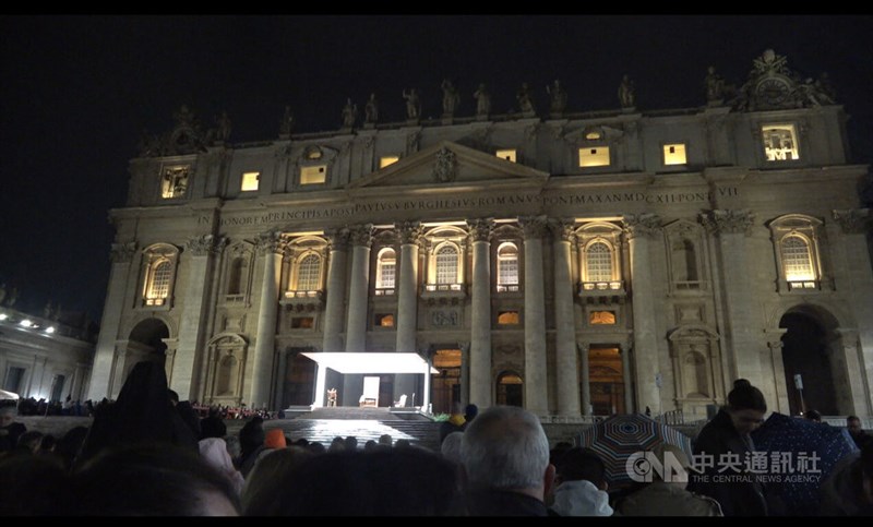 Orang-orang berkumpul di St. Peter Square di Vatikan untuk bergabung dalam pembacaan Rosario untuk Paus Fransiskus. (Sumber Foto : CNA, 25 Februari 2025)