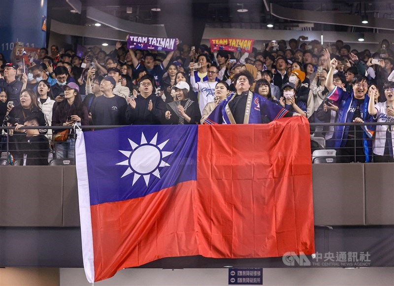 Pendukung menunjukkan bendera negara Republik Tiongkok (Taiwan) dalam pertandingan Selasa. (Sumber Foto : CNA, 25 Februari 2025)