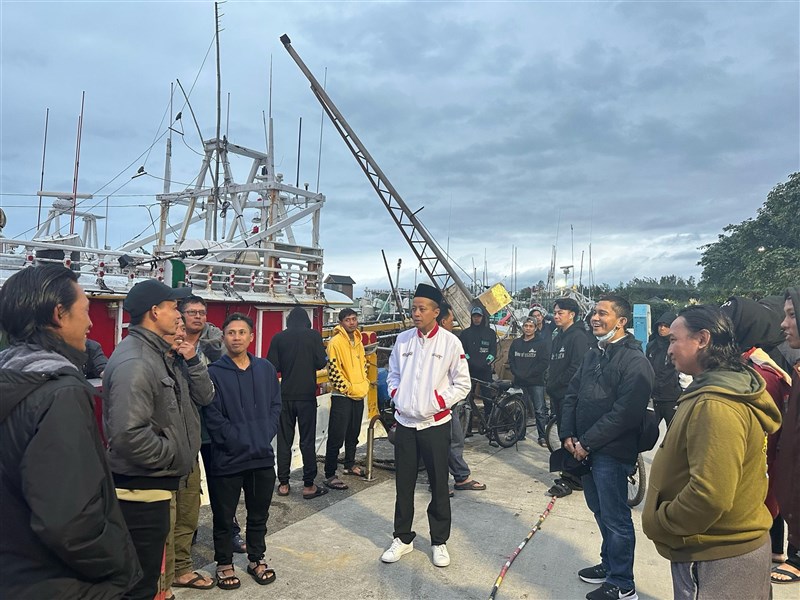 Dalam kunjungannya ke pelabuhan Tamsui, New Taipei, pada Sabtu (22/2) Kepala KDEI Arif Sulistiyo berdialog bersama beberapa ABK. (Sumber Foto : KDEI)