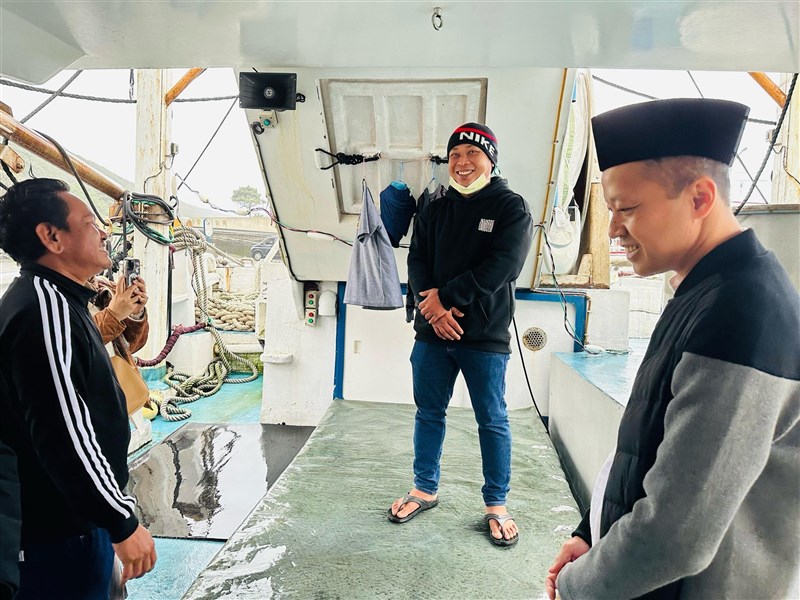 Arif Sulistiyo (mengenakan peci) berdialog dengan para ABK di atas kapal mereka. (Sumber Foto : KDEI)