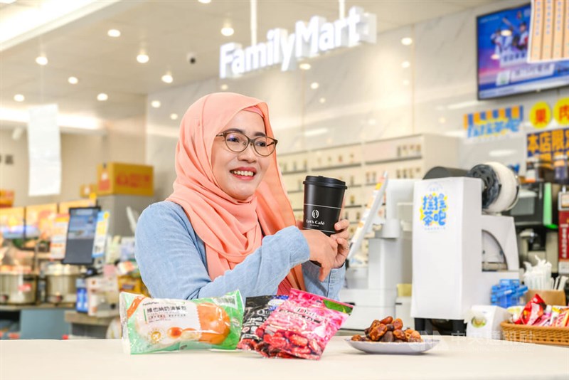 FamilyMart di Taiwan meluncurkan program khusus Ramadan. (Sumber Foto : CNA, 25 Februari 2025)