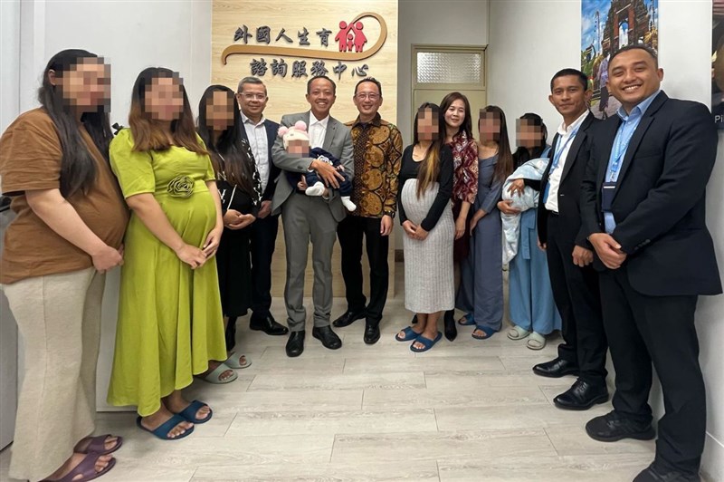 Arif Sulistiyo (menggendong bayi) beserta jajarannya berfoto bersama para PMI ibu hamil di Changhua. (Sumber Foto : KDEI)