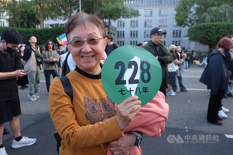 Seorang warga menghadiri festival Gongsheng di Ketagalan, Taipei. (Sumber Foto : CNA, 28 Februari 2025)