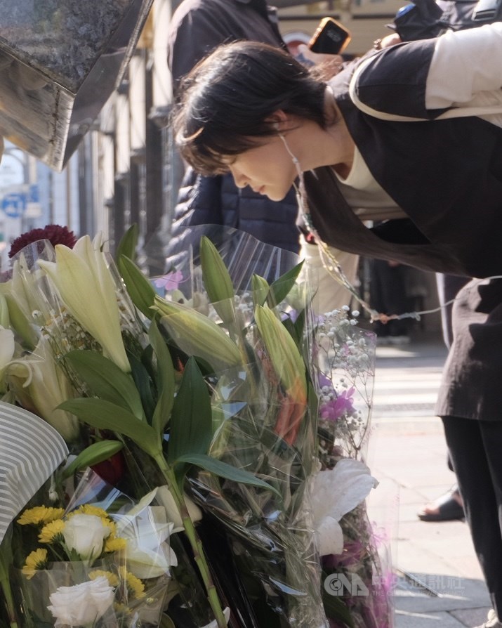 Warga menaruh bunga di monumen 228. (Sumber Foto : CNA, 28 Februari 2025)