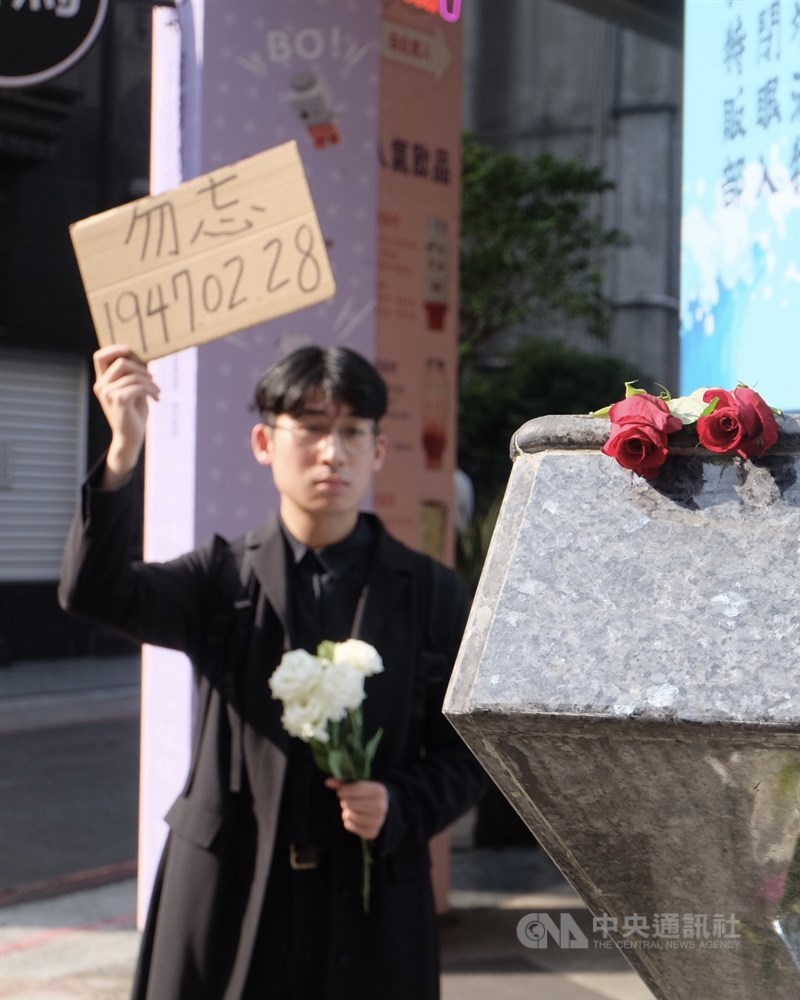 Seorang seniman Taiwan di depan monumen 228 di Taipei. (Sumber Foto : CNA, 28 Februari 2025)