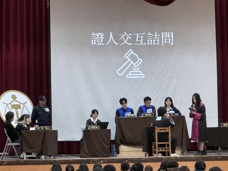 Shih Hsin University mengadakan sidang tiruan di SMA Wanfang Taipei guna mempromosikan pendidikan hukum. (Sumber Foto : Kementerian Pendidikan)