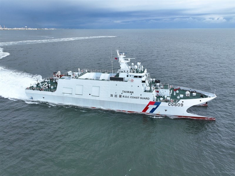 Kapal Wanli yang turut melakukan pencarian dua awak kapal hilang di perairan sekitar Pulau Pengjia hari Minggu. (Sumber Foto : Cabang Armada CGA)