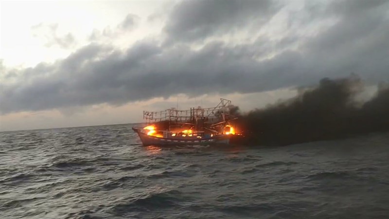 Kapal perikanan "San Hsie Shun No. 26" yang membawa seorang kapten Taiwan dan enam ABK migran Indonesia terbakar hari Minggu. (Sumber Foto : Chang Yu-wei)