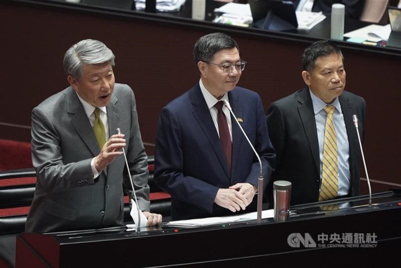 Menteri Ekonomi Kuo Jyh-huei (kiri) memberikan komentar tentang investasi TSMC di Amerika Serikat dalam sesi legislatif hari Selasa. (Sumber Foto : CNA, 4 Maret 2025)