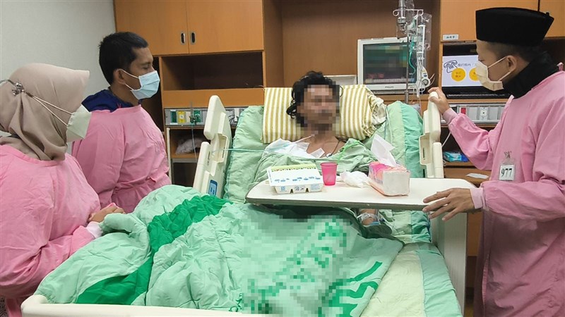 Arif Sulistiyo, Kepala KDEI (mengenakan peci) menjenguk AM, ABK korban kapal terbakar. (Sumber Foto : KDEI)