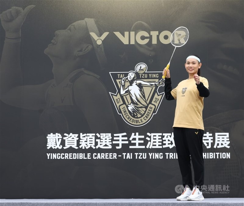 Mantan pemain bulu tangkis nomor satu dunia, Tai Tzu-ying, berpose di pembukaan pameran pada Kamis. (Sumber Foto : CNA, 6 Maret 2025)