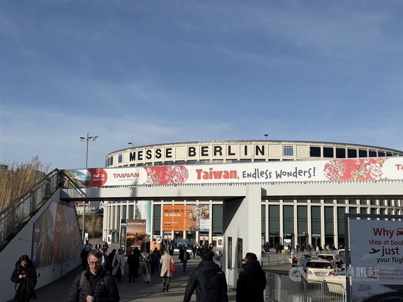 Spanduk yang mempromosikan Taiwan dipajang di luar gedung pameran Messe Berlin di Jerman pada Rabu. (Sumber Foto : CNA, 5 Maret 2025)