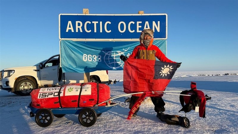 Pelari ultramaraton asal Taiwan, Tommy Chen, memperlihatkan bendera nasional Republik Tiongkok (Taiwan) setelah menyelesaikan lomba di Arktik, Kanada. (Sumber Foto : Tommy Chen)