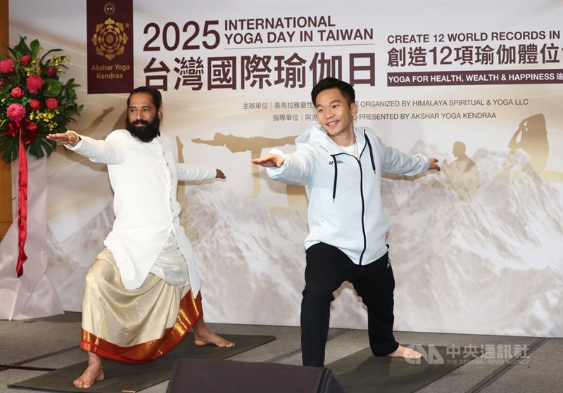 Mantan bintang bulu tangkis Taiwan Lee Yang (kanan) dan yogi Himalayan Siddhaa Akshar memperagakan gerakan yoga dalam konferensi pers pada hari Senin. (Sumber Foto : CNA, 10 Maret 2025)