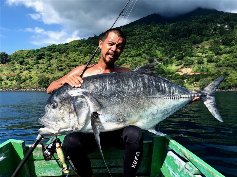 Wang Yeu-Kwn menangkap ikan dalam perjalanannya di Indonesia. (Sumber Foto : Cloud Gate Foundation)
