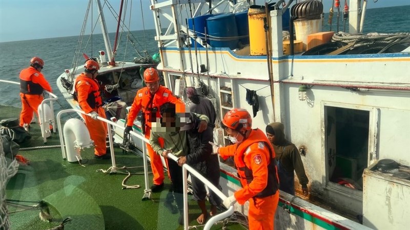 ABK Indonesia yang jatuh dari kapal Penghu "Sheng Lien Te" pada Selasa berhasil diselamatkan. (Sumber Foto : Armada Lepas Pantai Penghu CGA)