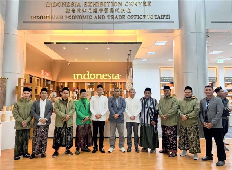 Pimpinan KDEI Taipei bersama pengurus PCINU Taiwan dan delegasi Safari Ramadan dari PBNU Pusat. (Sumber Foto: KDEI Taipei)