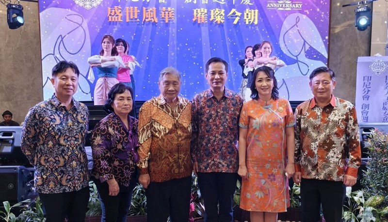 Ketua GFCBW Cabang Indonesia Jenny Chang (kedua dari kanan), Perwakilan Taiwan untuk Indonesia Bruce Hung (ketiga dari kanan), dan sejumlah hadirin lainnya dalam perayaan hari jadi cabang tersebut. (Sumber Foto : GFCBW Cabang Indonesia)