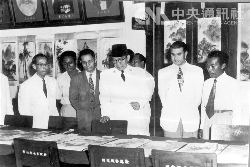 Presiden pertama Republik Indonesia, Sukarno (mengenakan peci), mengunjungi sebuah pameran lukisan Tionghoa. (Sumber Foto : Dokumentasi CNA)