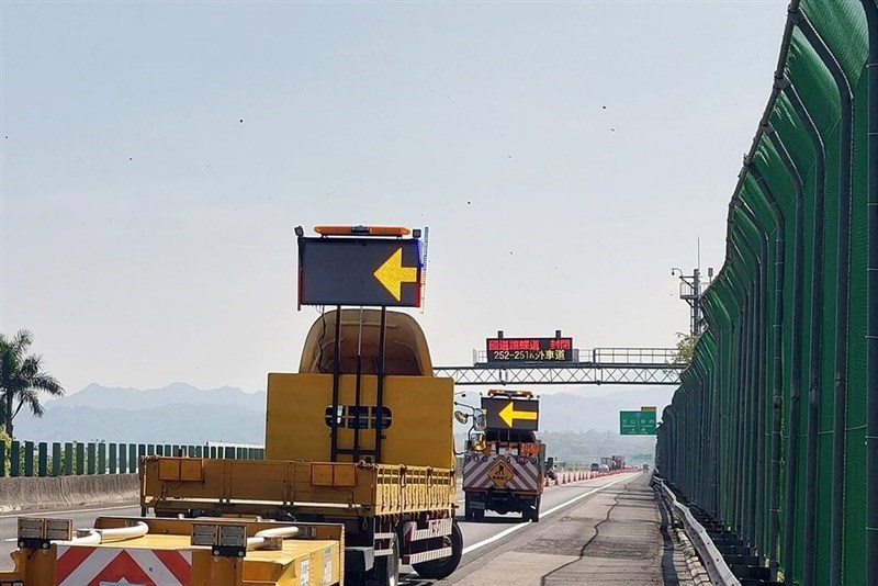 Bagian jalur luar Jalan Tol Nasional No. 3 ditutup pada Rabu akibat migrasi besar-besaran kupu-kupu gagak ungu. (Sumber Foto : Taiwan Purple Crow Ecological Preservation Association)